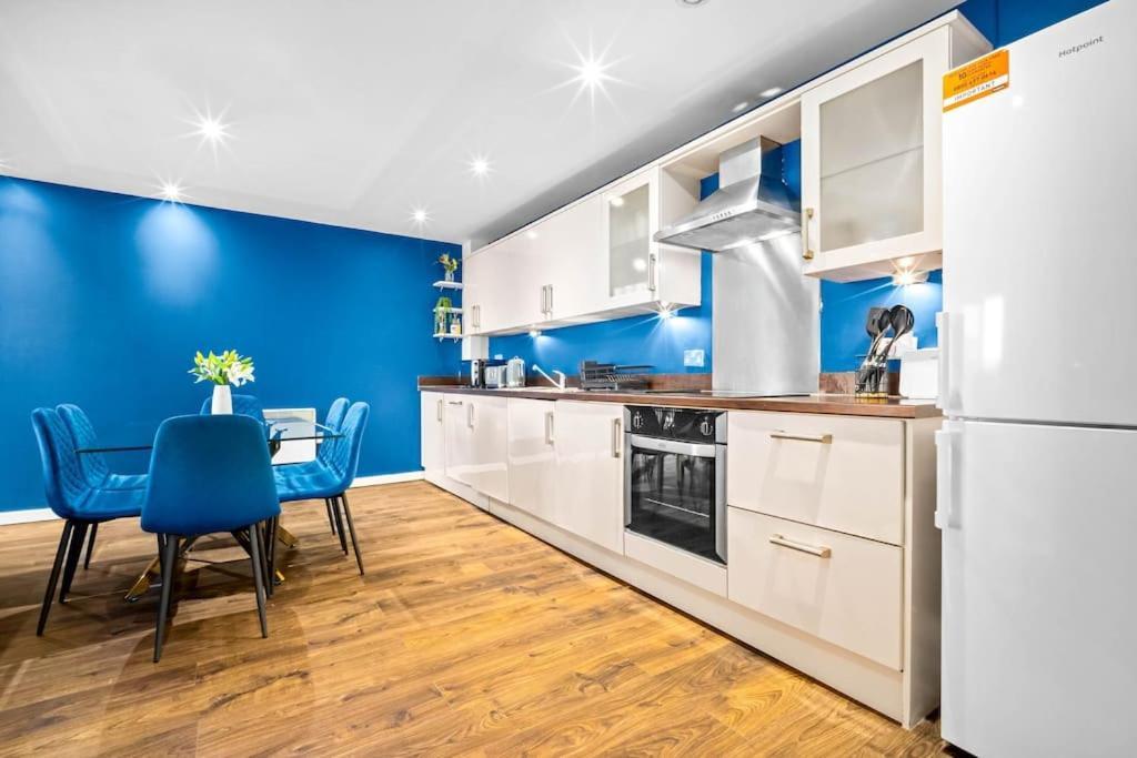 Top Floor City Centre Apartment - Sleeps 7 - 4 Beds - With Balcony And Parking - Smart Tv'S On Each Bedroom Wall - 5 Mins From Bullring, Selfridges, Moor Street Station - By Zena Stays Μπέρμιγχαμ Εξωτερικό φωτογραφία